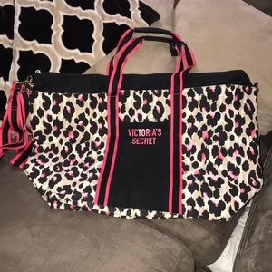 VS TOTE NWT CHEETAH PRINT